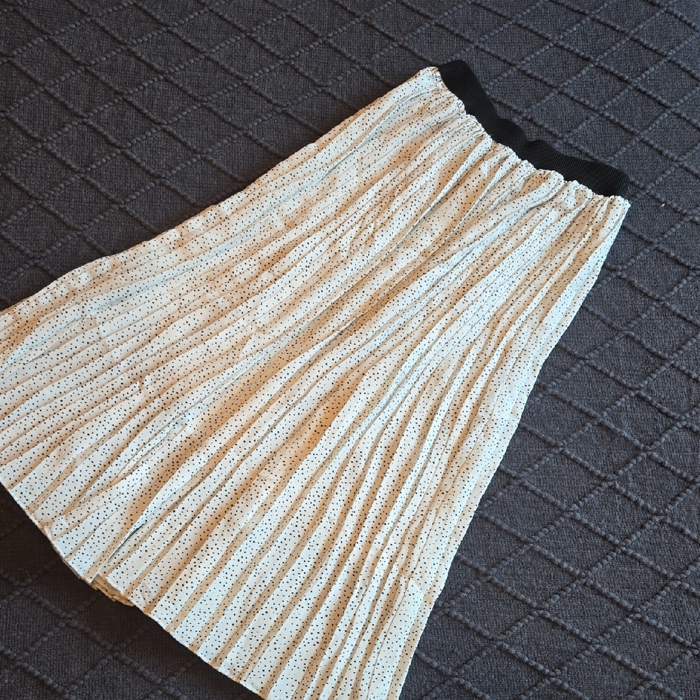 Chic Cream and Tan Pleated A-Line Midi Skirt for Resort Wear